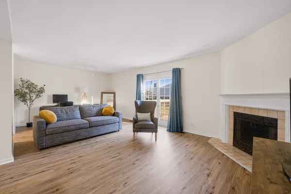 $325,000 | 141 West Robinhood Way, Unit 141, Bolingbrook, IL 60440
