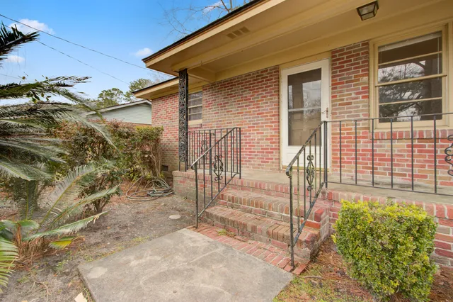 $1,850 | 408 Cleveland Street, Summerville, SC 29483
