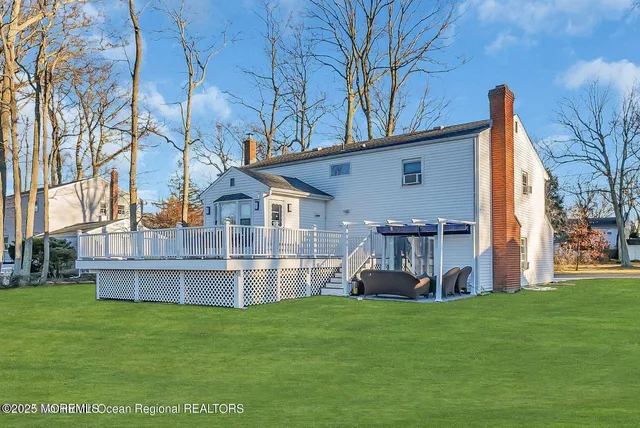 a view of a house with backyard and a garden