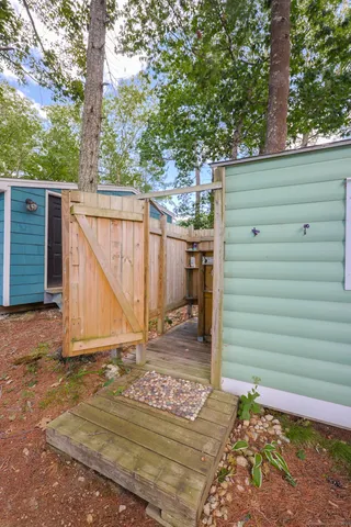 a view of a backyard