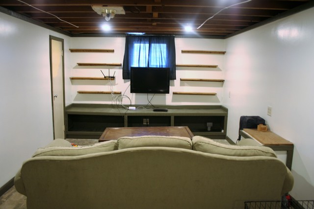 605 North 14th Street Rochelle, IL 61068 - Photo 10 of 12 a room with furniture and window