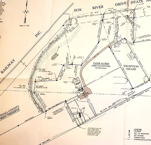 a black and white photo of a building