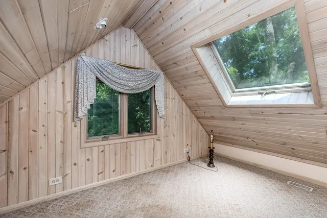 a view of entryway with balcony