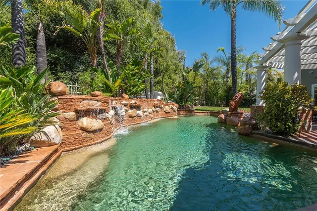 a view of yard with green space