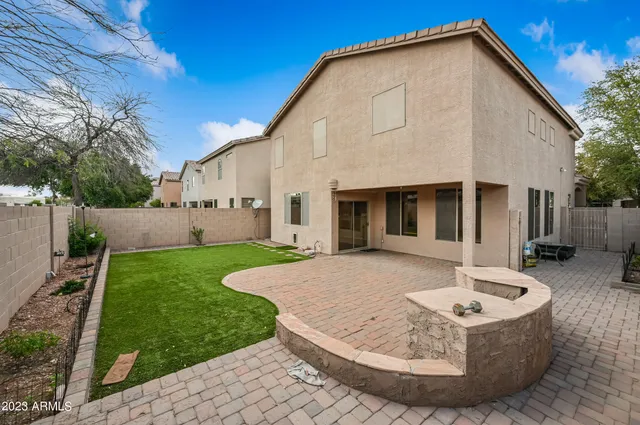 a view of a house with backyard and a garden