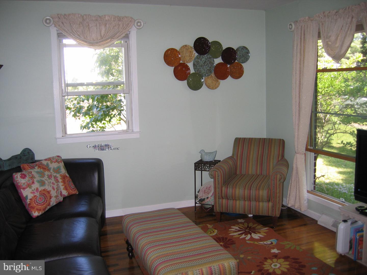 3180 Maple Road Huntingdon Valley, PA 19006 - Photo 2 of 20 Living Room