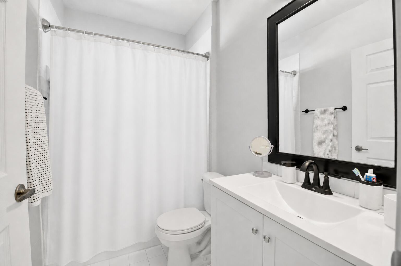8446 Vía Serena Boca Raton, FL 33433 - Photo 13 of 30 Guest Bathroom