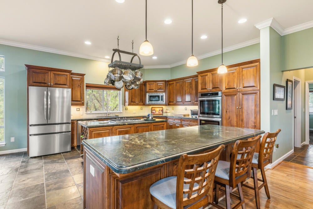 11660 Kestrel Road Klamath Falls, OR 97601 - Photo 29 of 58 A Gathering Place
