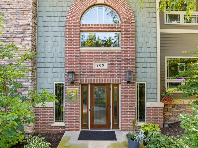 $385,000 | 415 South Wells Street, Unit 810, Lake Geneva, WI 53147