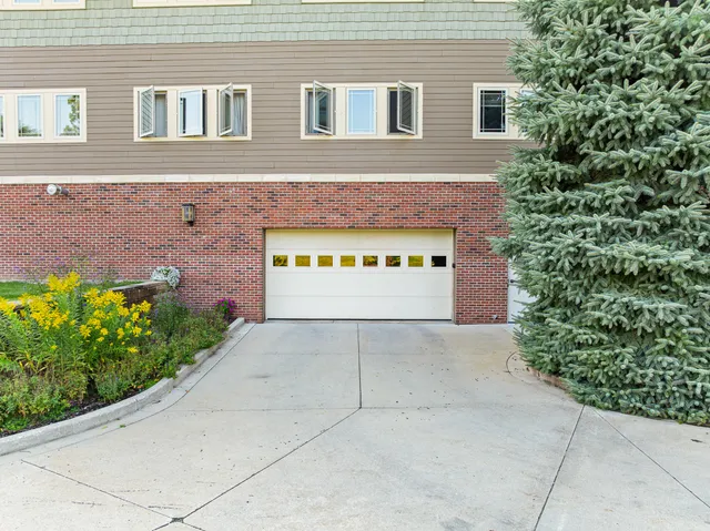 $385,000 | 415 South Wells Street, Unit 810, Lake Geneva, WI 53147