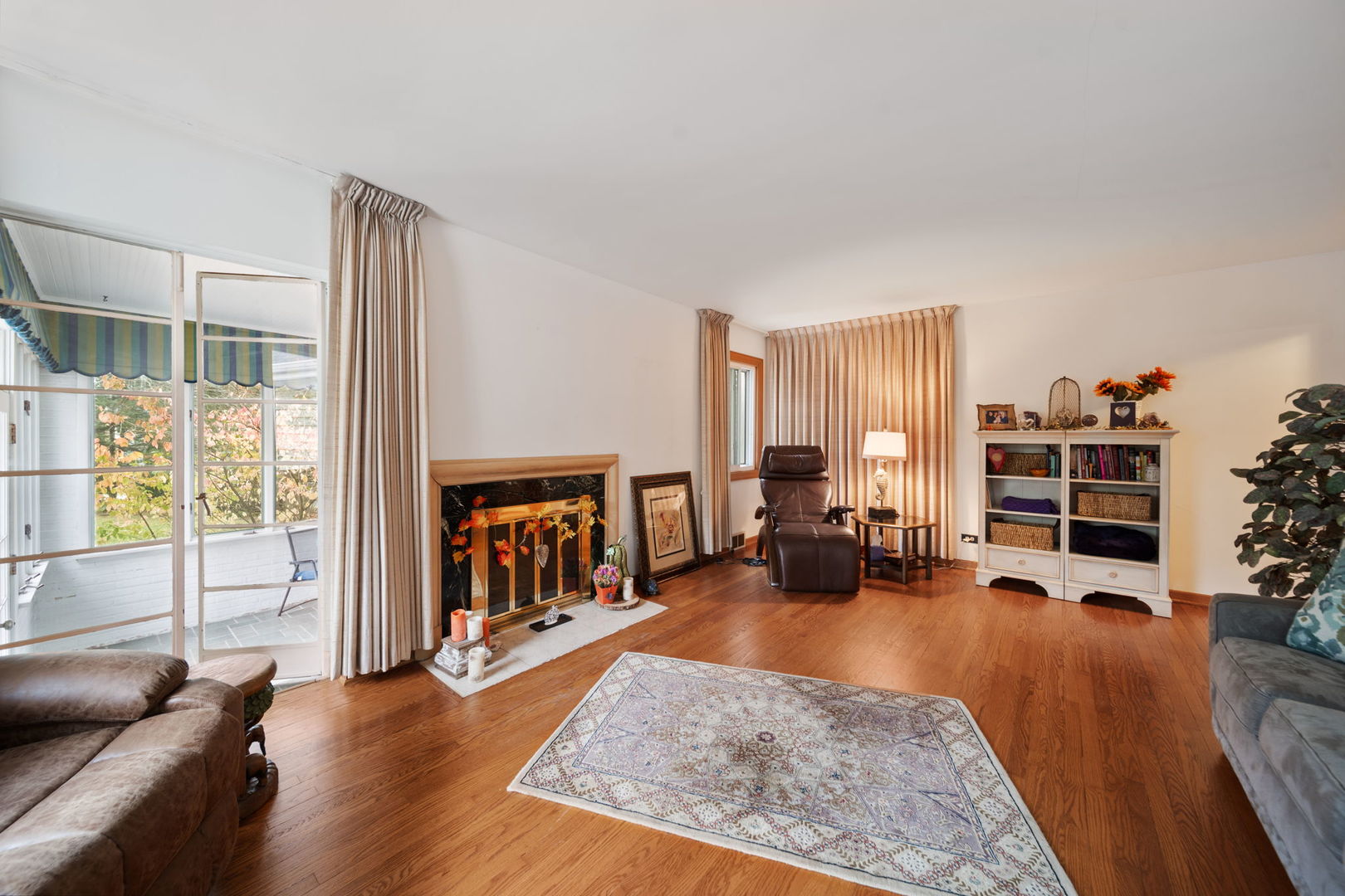 2619 York Road Oak Brook, IL 60523 - Photo 13 of 41 a living room with furniture flat screen tv and a large window