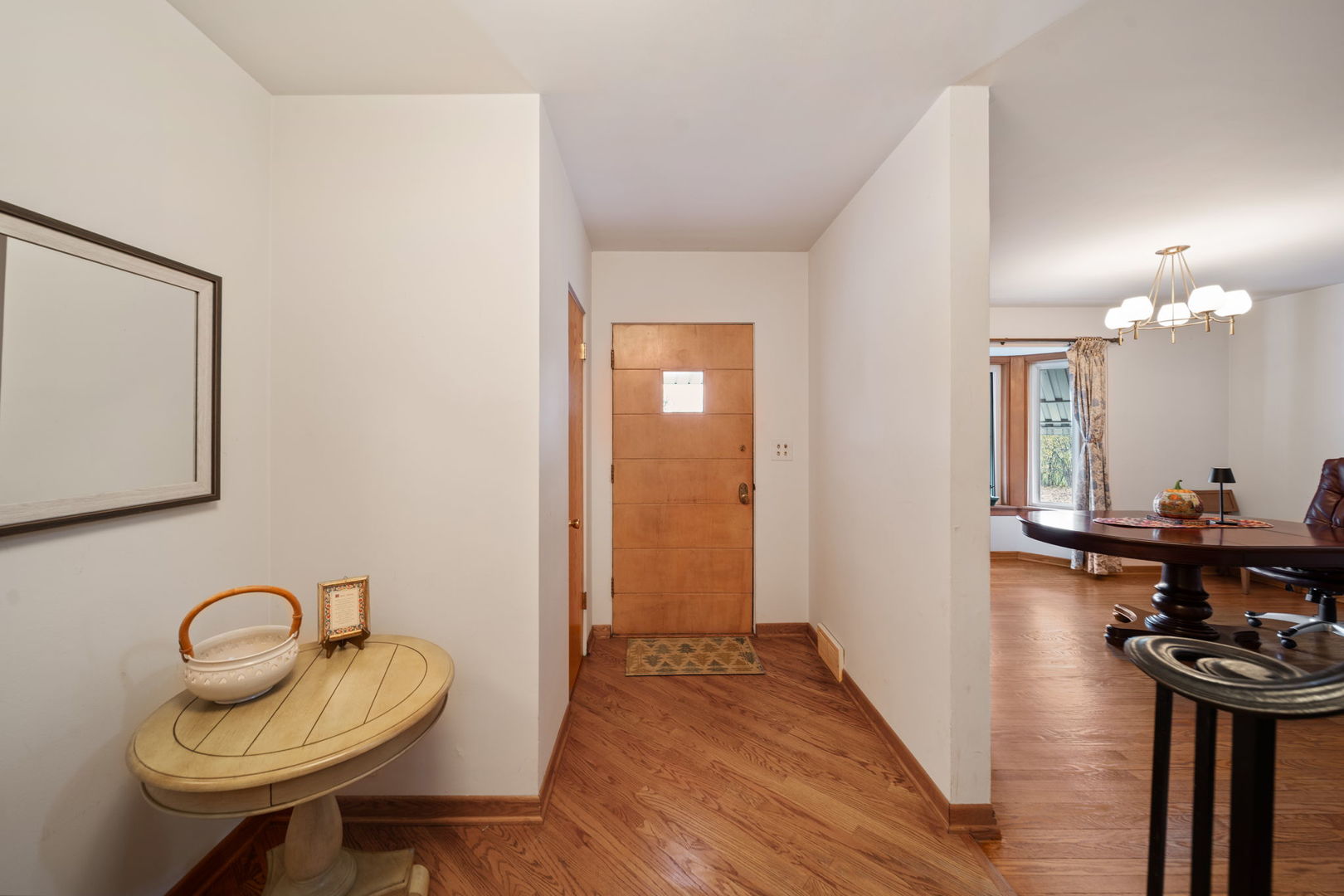 2619 York Road Oak Brook, IL 60523 - Photo 6 of 41 a view of a livingroom with furniture and a mirror