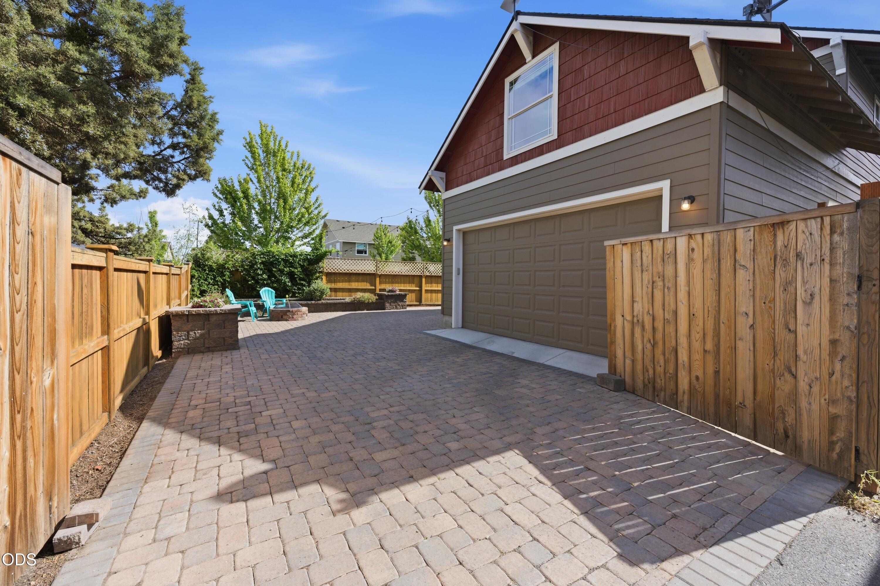 62719 Hawkview Road Bend, OR 97701 - Photo 37 of 55