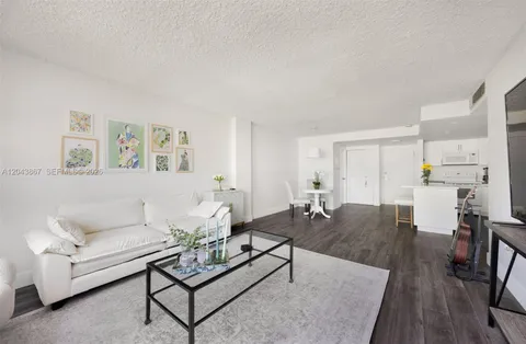 $2,500 | 150 Southeast 25th Road, Unit 2J, Miami, FL 33129