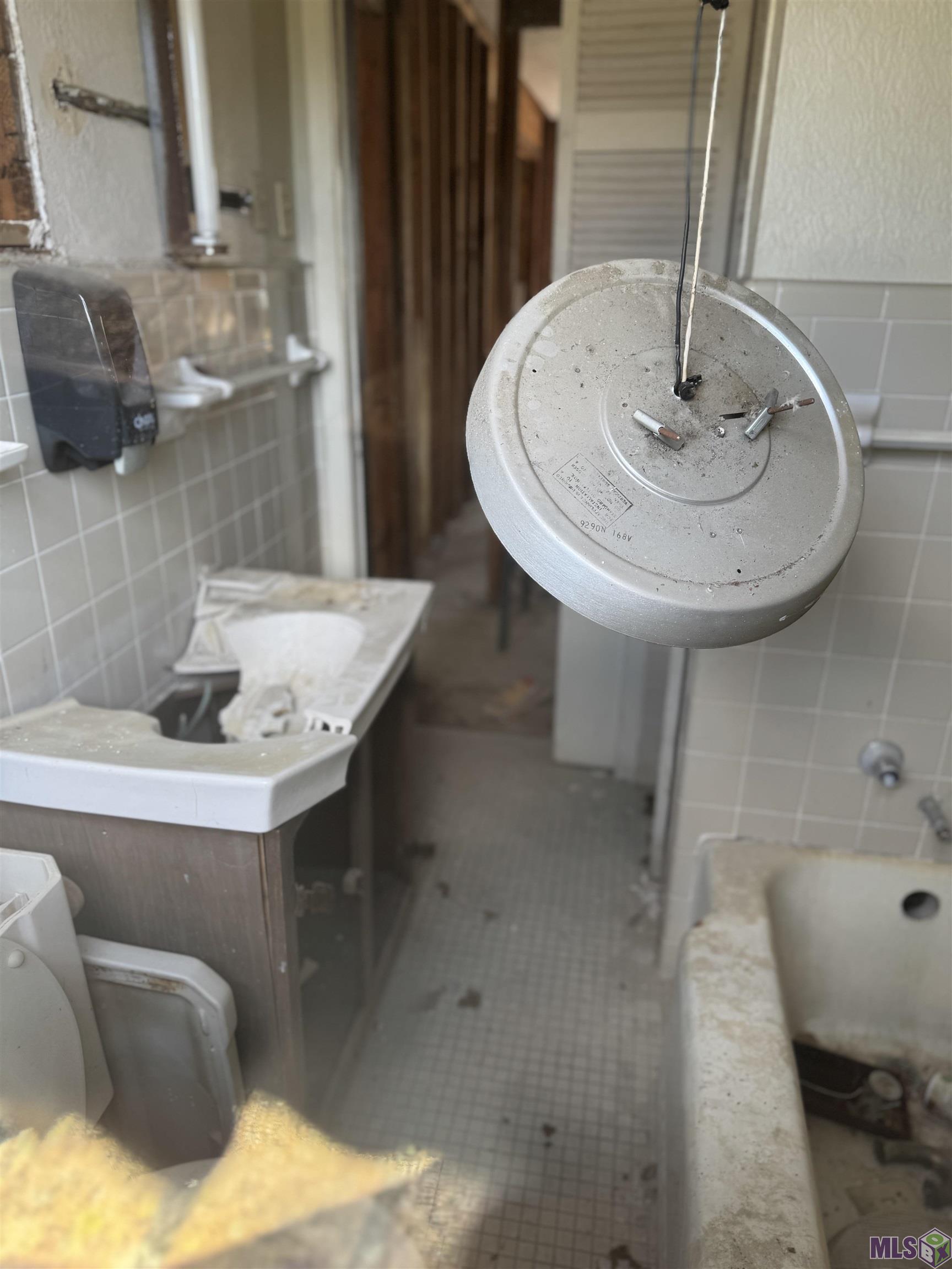 3704 North Foster Drive Baton Rouge, LA 70805 - Photo 5 of 5 Bathroom