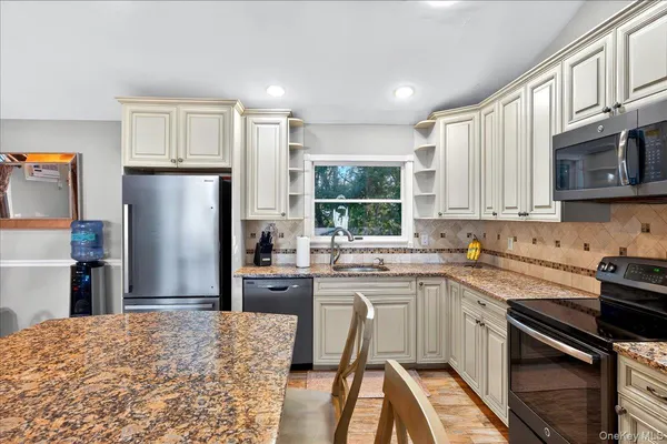 $549,000 | 2 Pike Street, East Patchogue, NY 11772