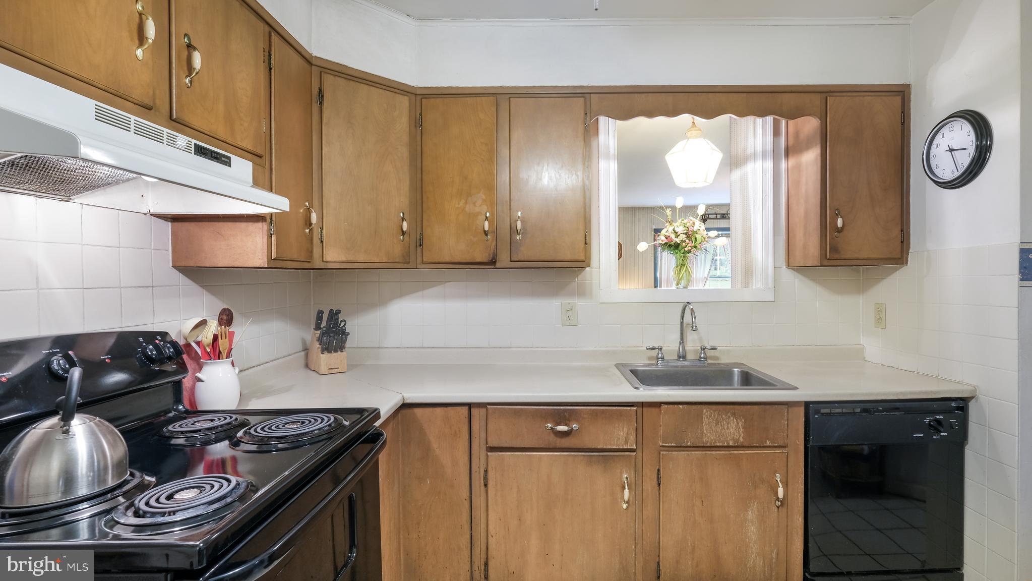 401 Burton Road Oreland, PA 19075 - Photo 10 of 32 Kitchen