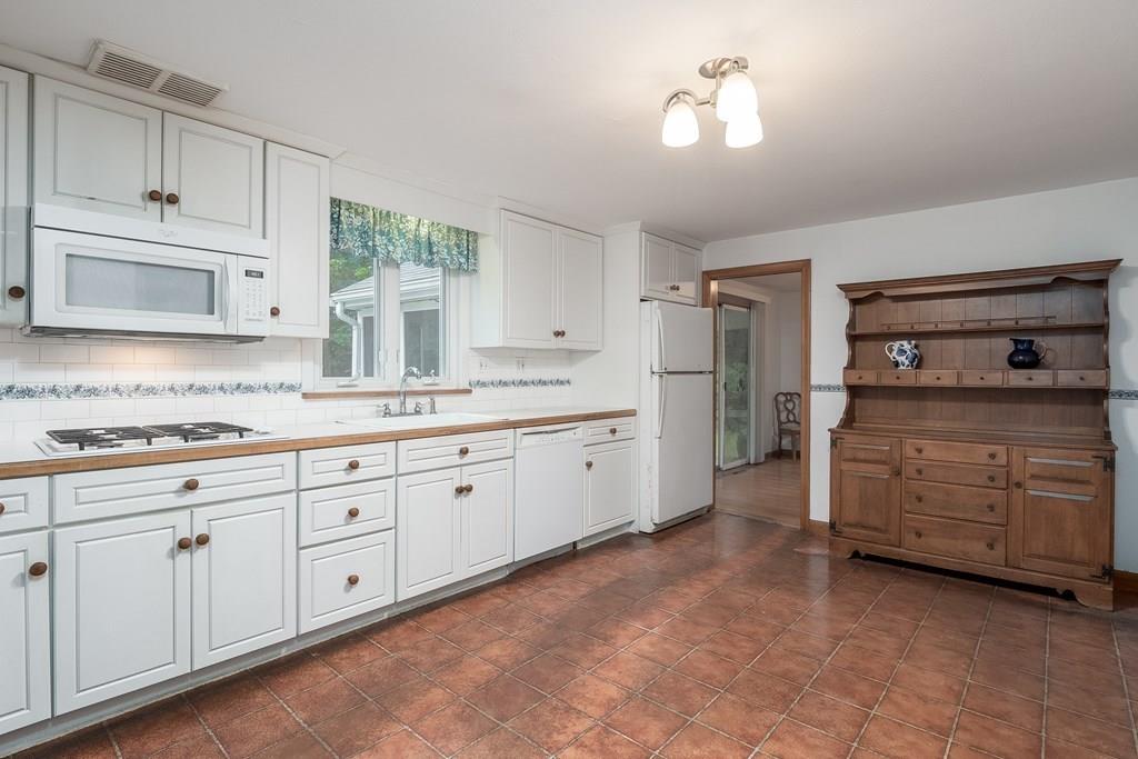 78 Helen Road Braintree, MA 02184 - Photo 7 of 30 Gallery Image 7