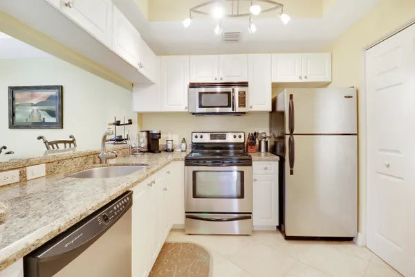 $3,500 | 2802 Sarento Place, Unit 204, Palm Beach Gardens, FL 33410