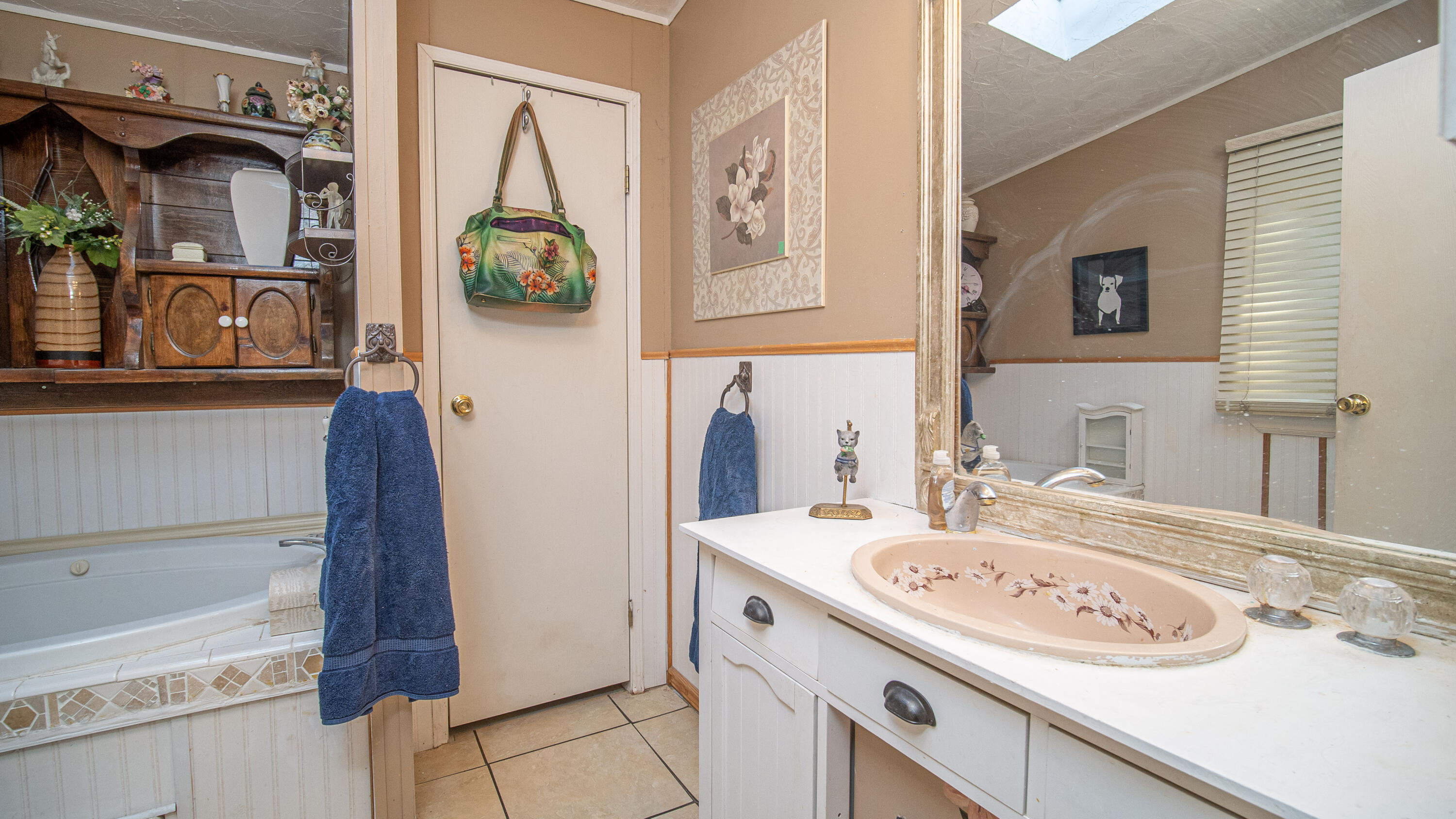52911 Day Road La Pine, OR 97739 - Photo 14 of 34 Spacious master bath with a soaking tub