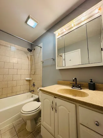 $315,000 | 923 Daniels Court, Schaumburg, IL 60169