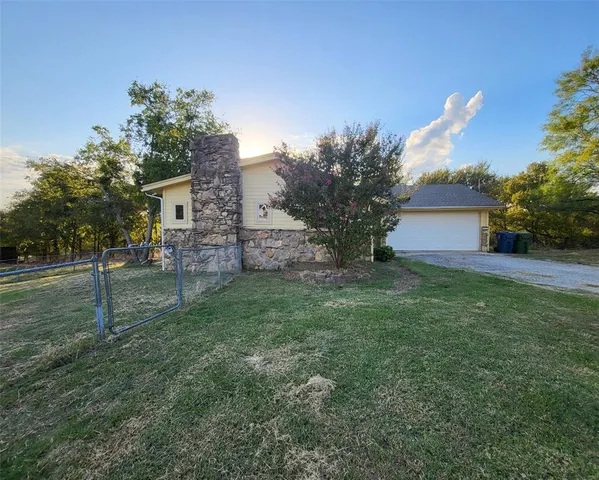 a view of a house with a backyard