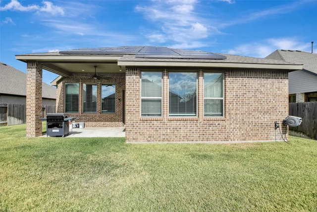 a view of a house with yard and porch