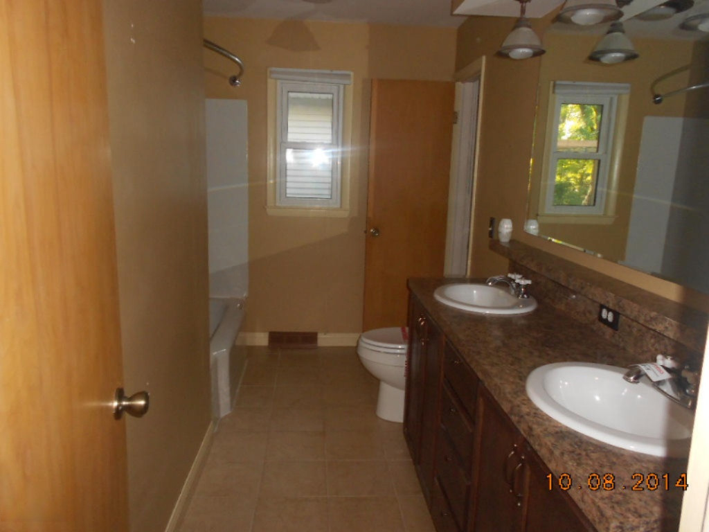 511 North Douglas Avenue Three Rivers, MI 49093 - Photo 8 of 13 DSCN7902