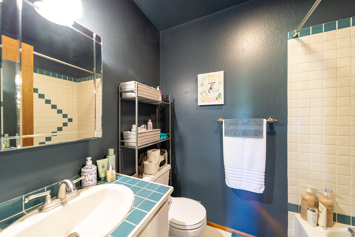 17-497 Homestead Road Kurtistown, HI 96760 - Photo 13 of 28 a bathroom with a toilet a sink and mirror