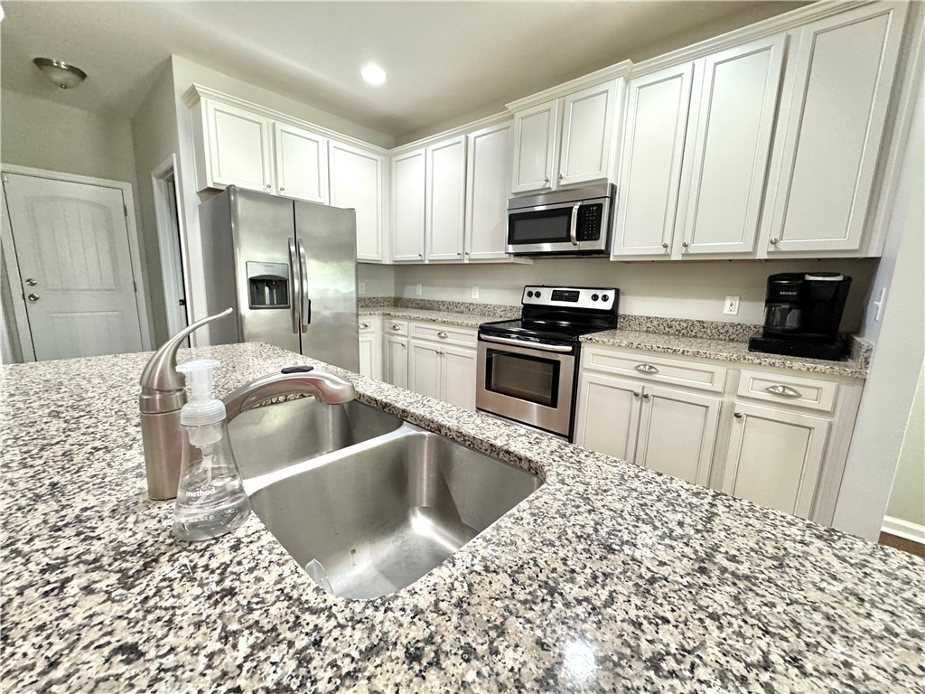 1 Shelby Road Savannah, GA 31405 - Photo 17 of 42 Granite Counter tops, Ample Cabinetry Storage/Stainless Steel Appliances