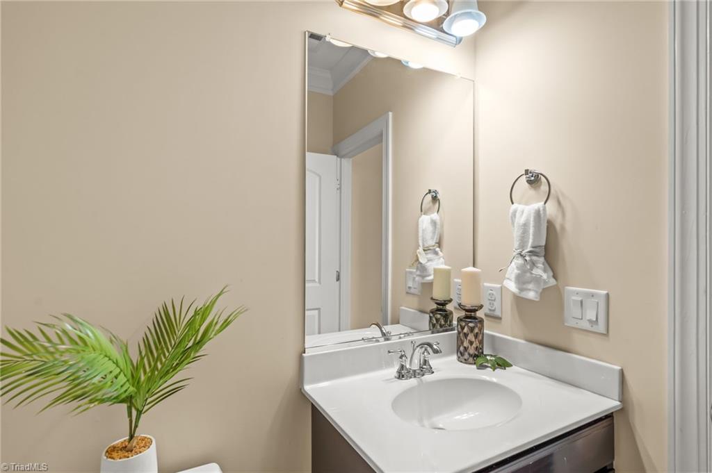 633 Stags Leap Court High Point, NC 27265 - Photo 17 of 40 Powder room