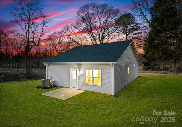 a front view of house with yard