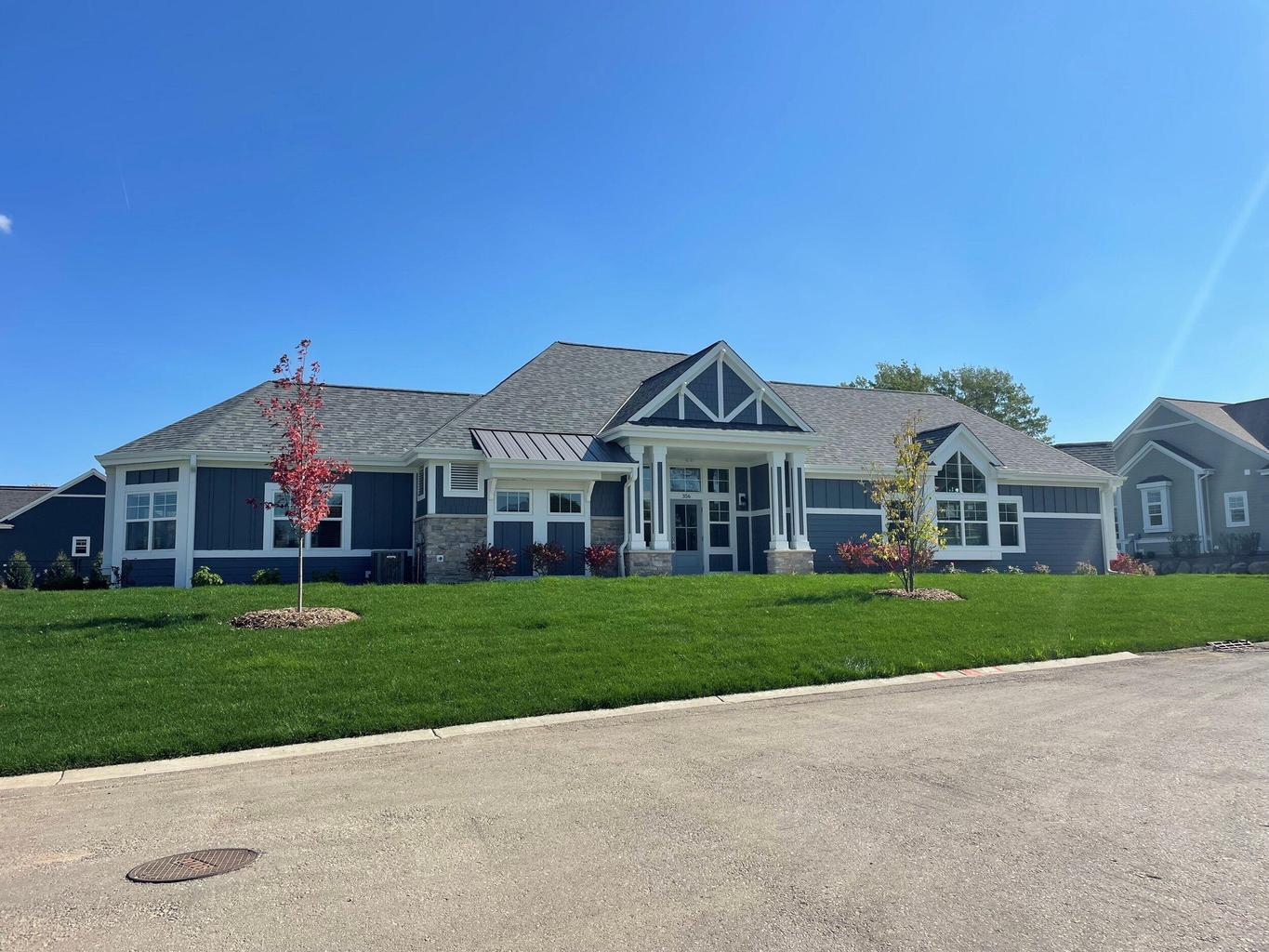339 Sandy Circle Pewaukee, WI 53072 - Photo 4 of 12 20260426201344293138000000-o