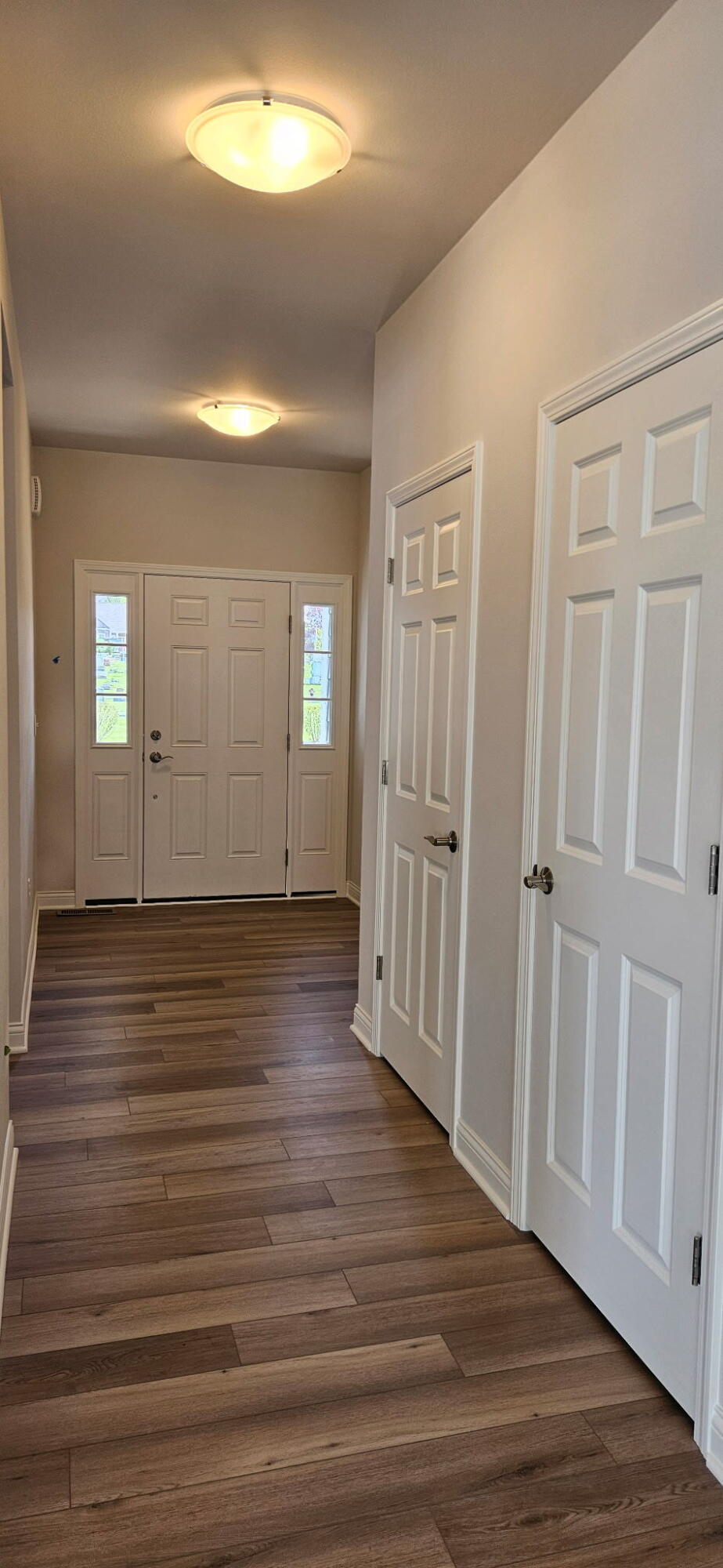 339 Sandy Circle Pewaukee, WI 53072 - Photo 5 of 19 Foyer and Front Entry
