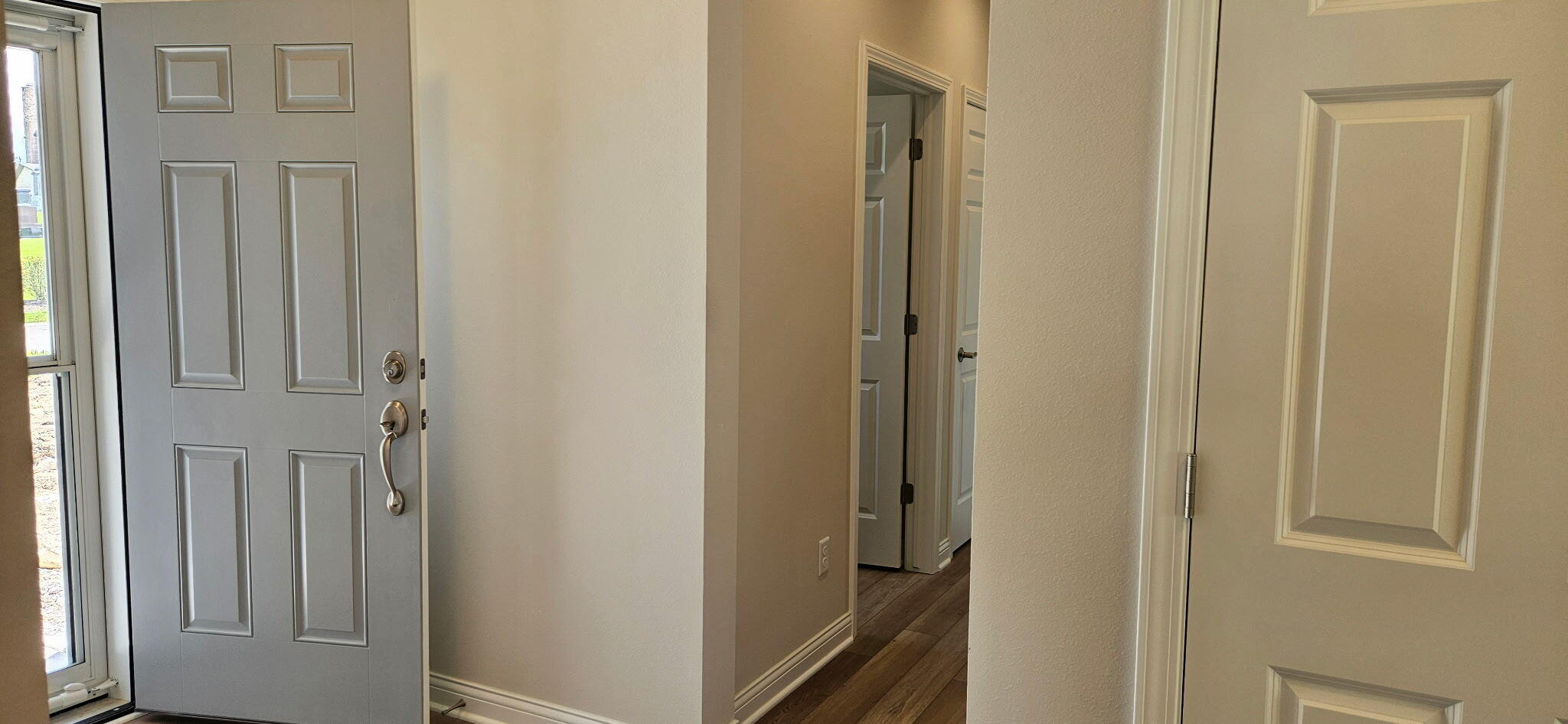 339 Sandy Circle Pewaukee, WI 53072 - Photo 6 of 19 Foyer and hallway