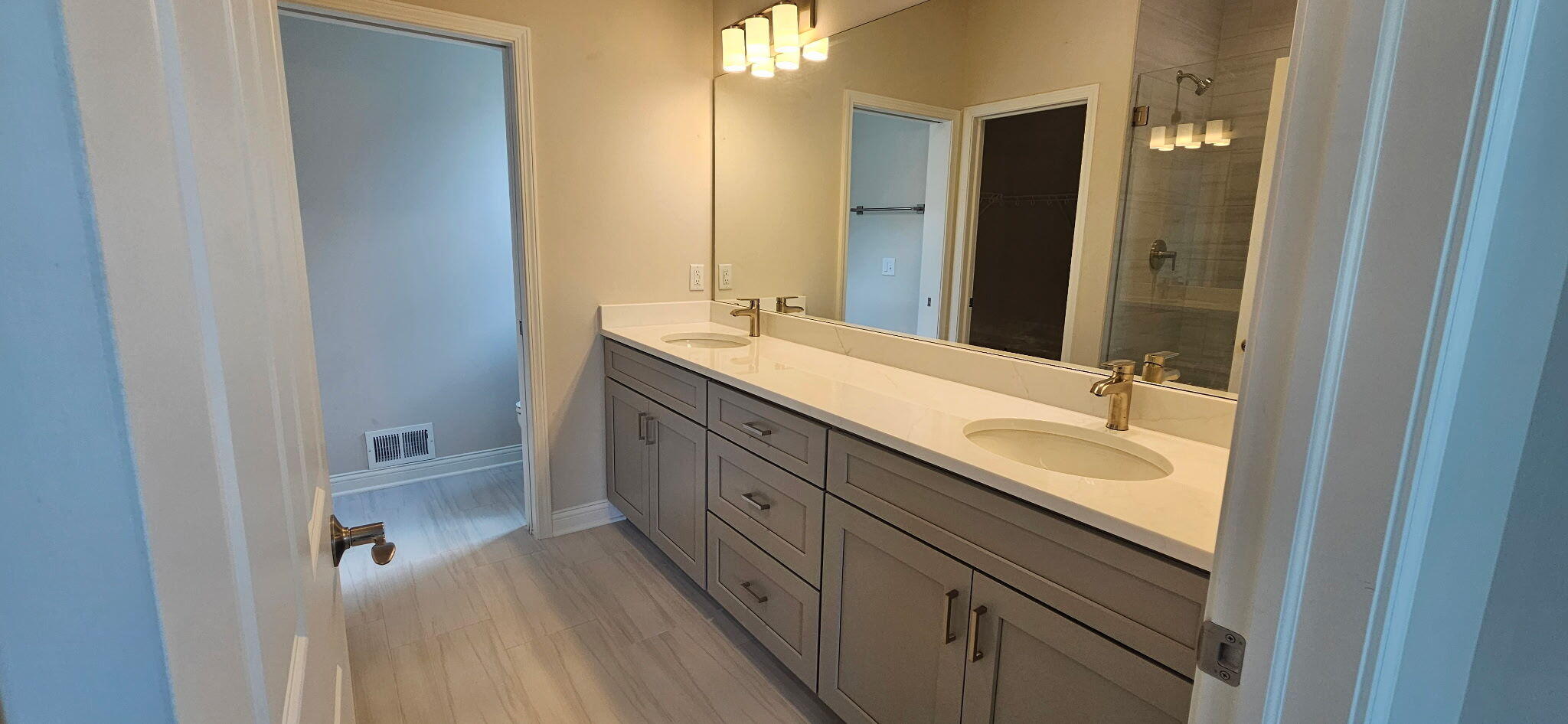 339 Sandy Circle Pewaukee, WI 53072 - Photo 8 of 19 Primary en suite