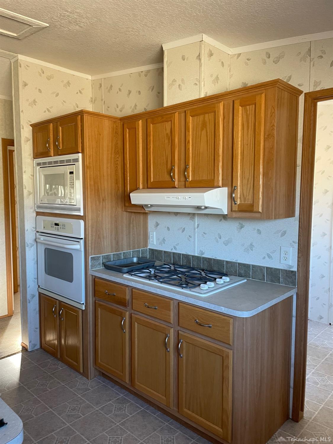 24401 Roper Street Tehachapi, CA 93561 - Photo 21 of 40 Kitchen