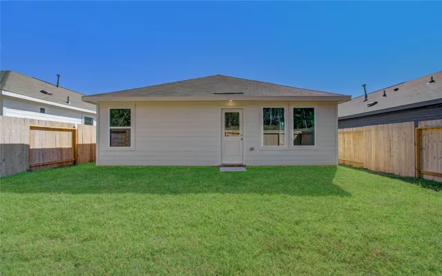 a view of a house with backyard