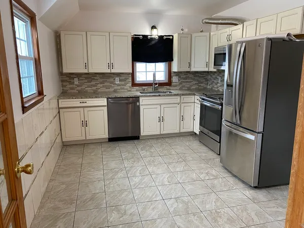 $3,300 | 79 19th Street, Unit B, Lowell, MA 01850