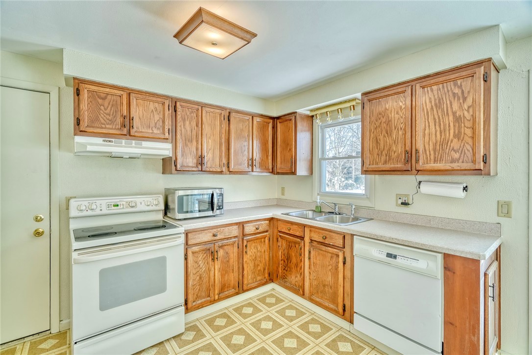 85 Windsor Road Greece, NY 14612 - Photo 5 of 32