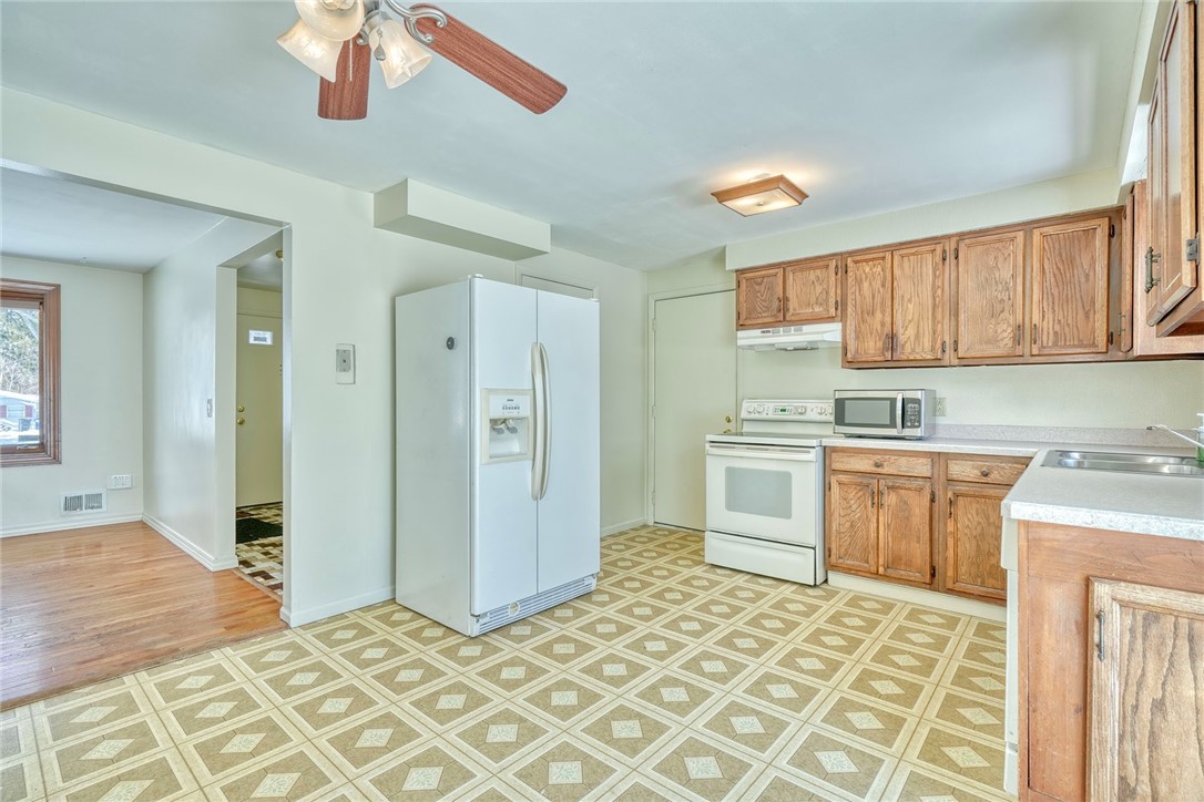 85 Windsor Road Greece, NY 14612 - Photo 7 of 32