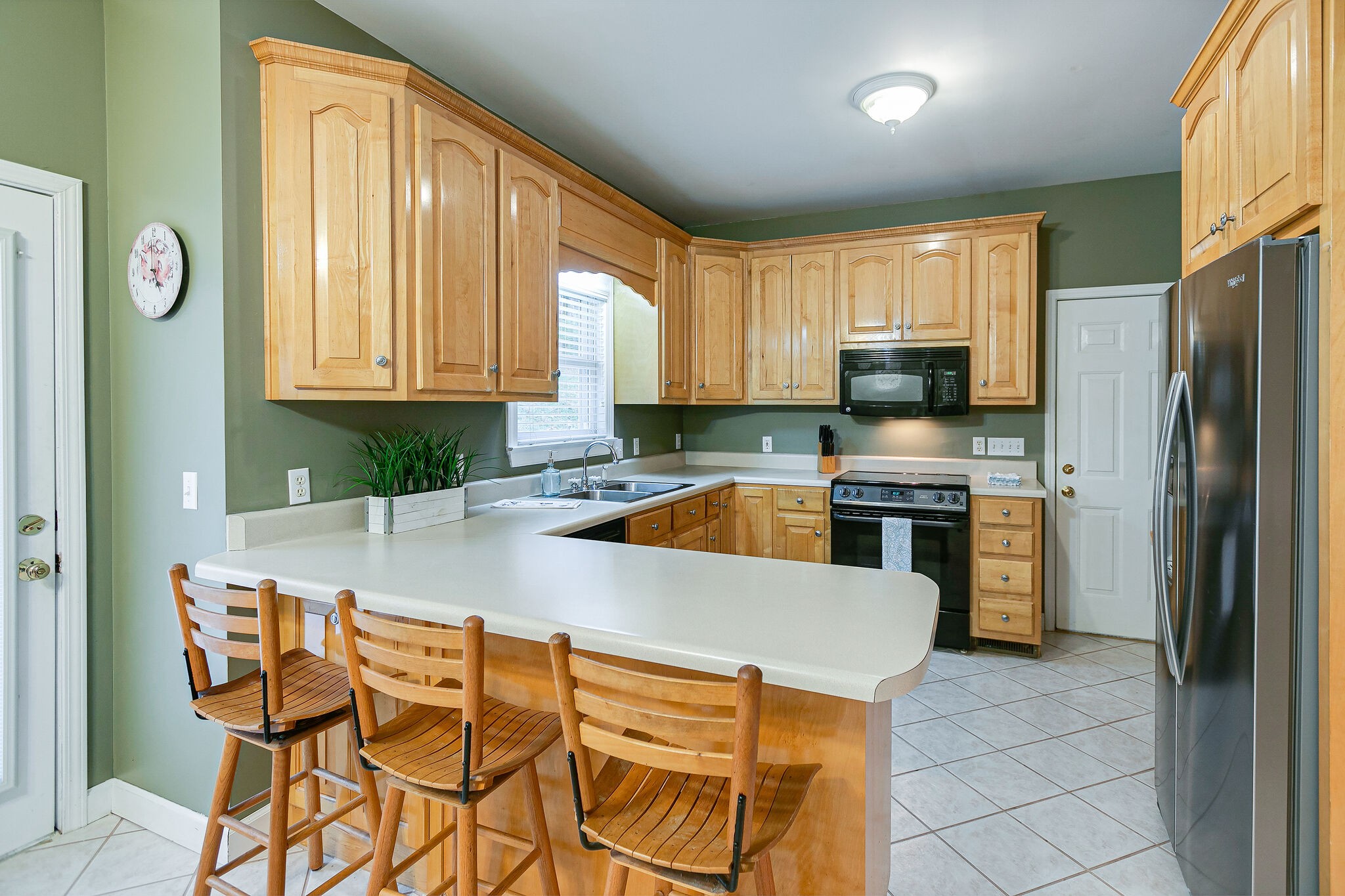 4311 Peytonsville-Trinity Road Franklin, TN 37064 - Photo 12 of 32 a kitchen with stainless steel appliances granite countertop a stove a sink dishwasher a refrigerator with a dining table and chairs