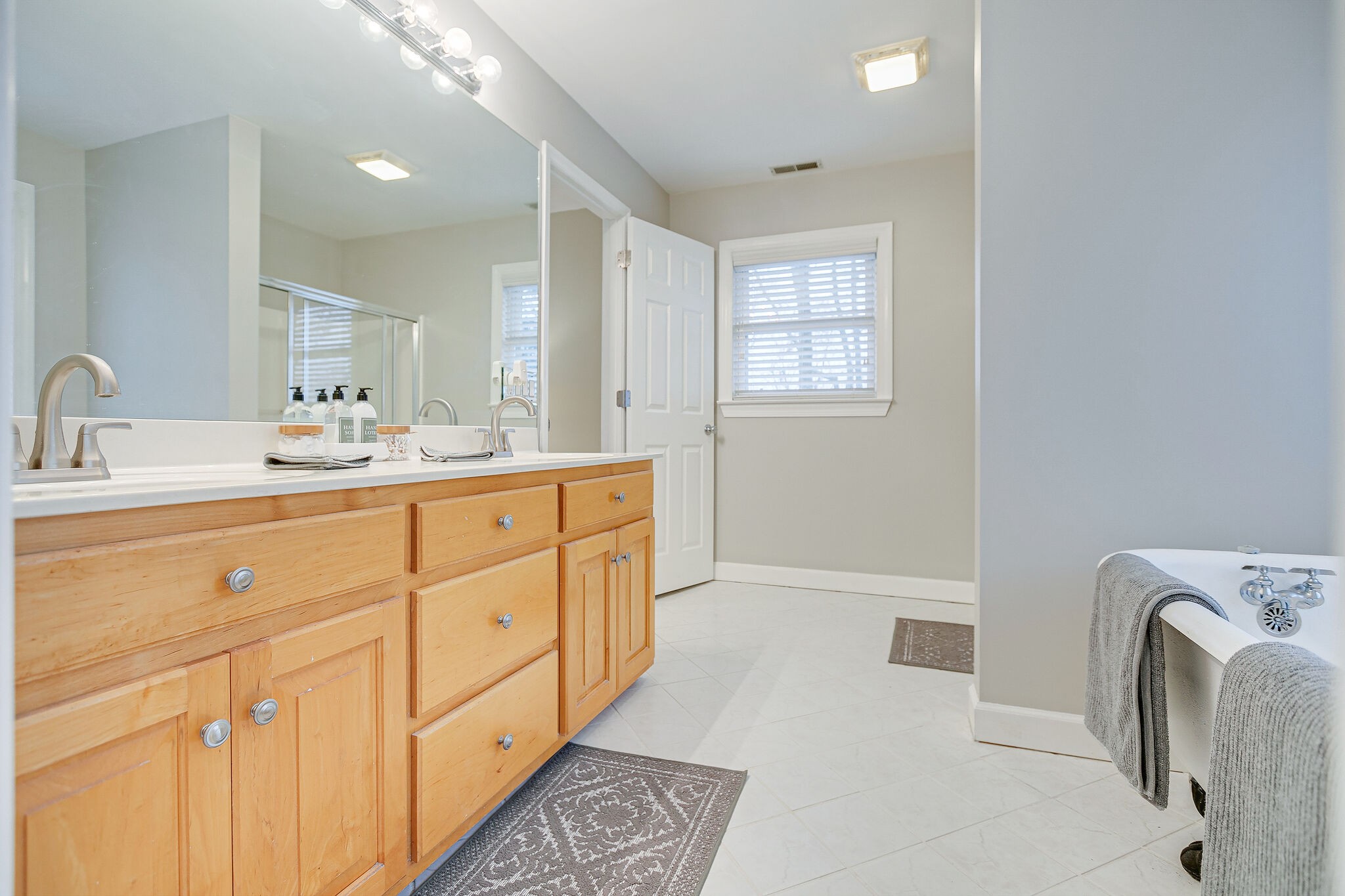 4311 Peytonsville-Trinity Road Franklin, TN 37064 - Photo 18 of 32 a spacious bathroom with a double vanity sink mirror and