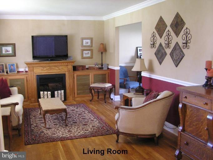 6812 Hathaway Street Springfield, VA 22152 - Photo 3 of 26 Living Room