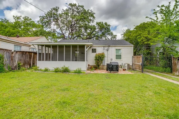 $2,300 | 3821 Linden Avenue, Fort Worth, TX 76107