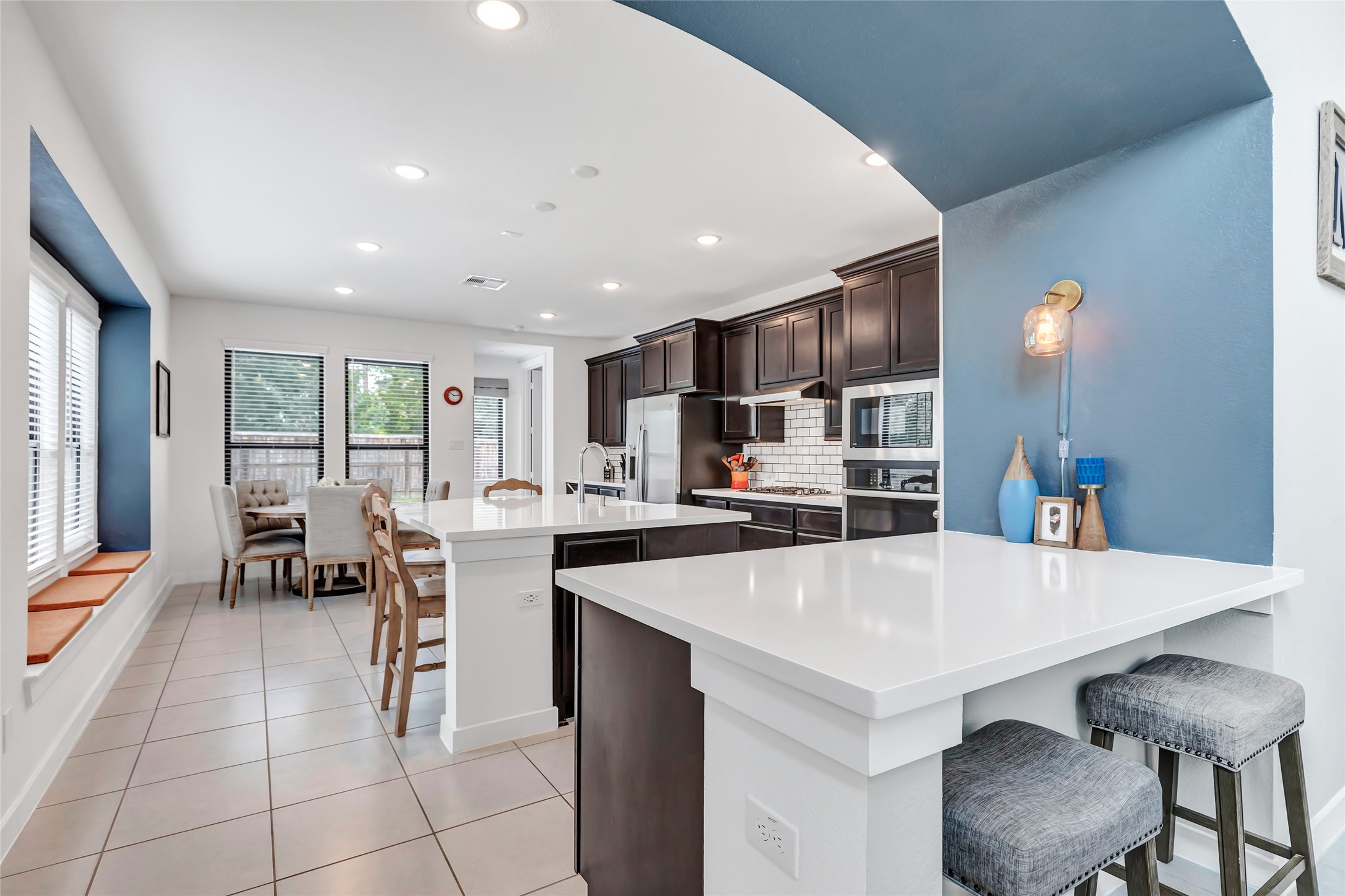 527 Chestnut Reef Court Conroe, TX 77304 - Photo 13 of 40 a large kitchen with a table and chairs