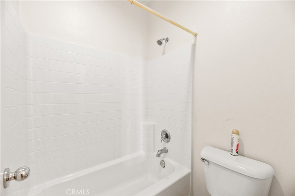 1339 Addison Way Perris, CA 92571 - Photo 43 of 67 a bath room with a toilet sink and a bath tub