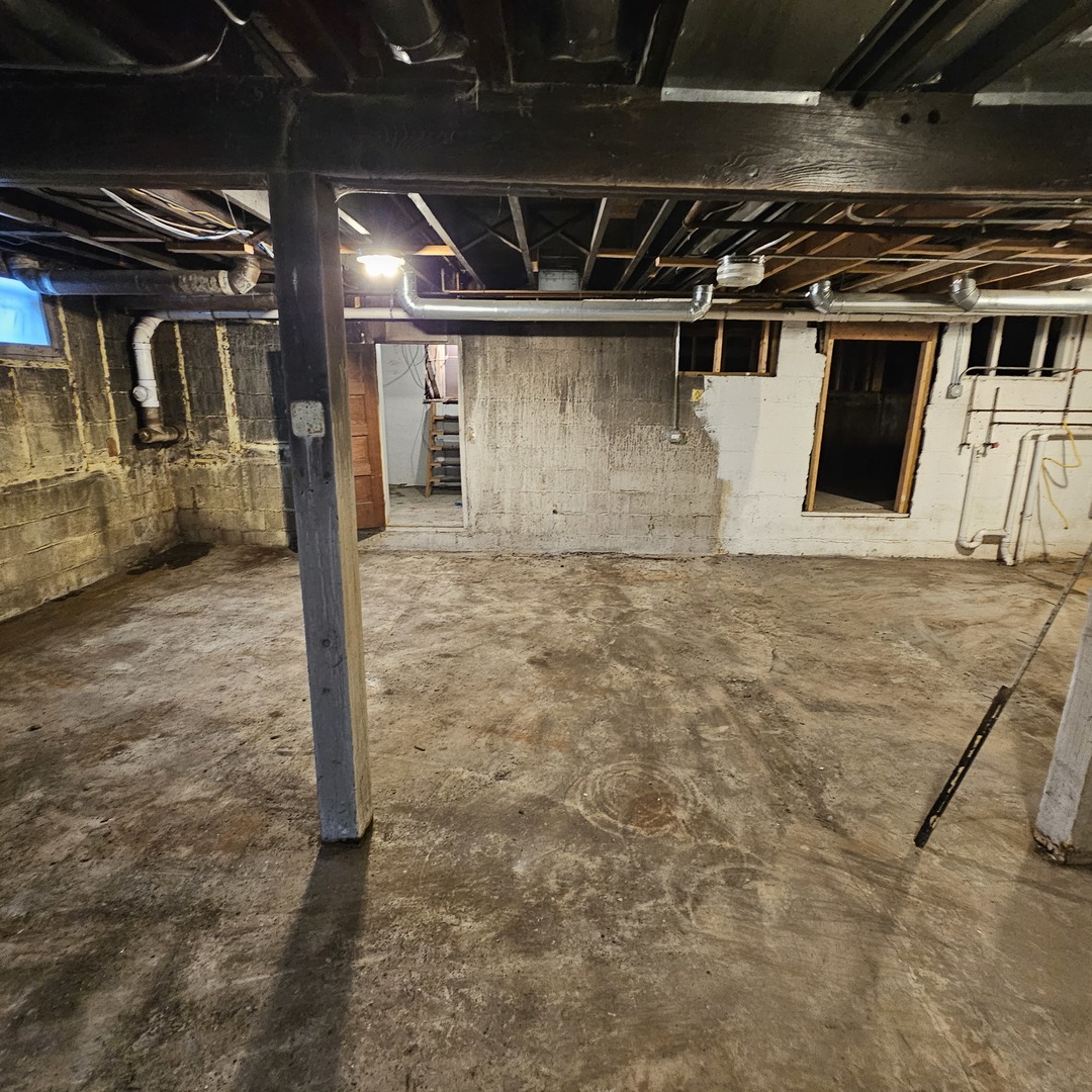 181 Old Sutton Road Barrington, IL 60010 - Photo 18 of 21 a view of a garage