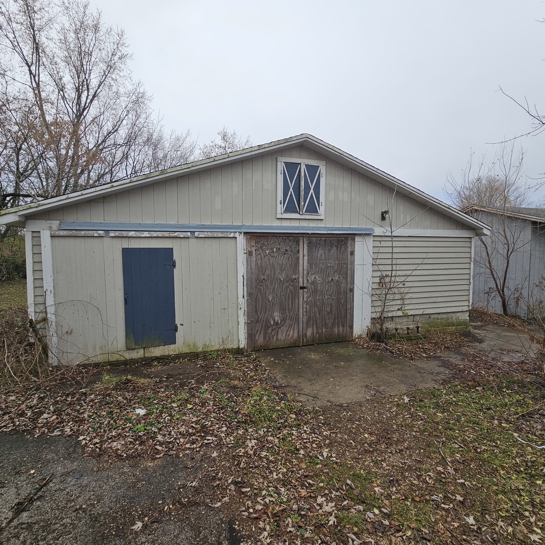 181 Old Sutton Road Barrington, IL 60010 - Photo 19 of 21 a view of a garage