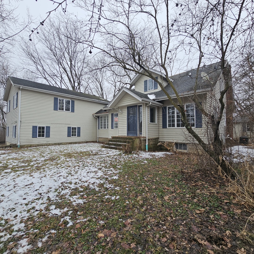 181 Old Sutton Road Barrington, IL 60010 - Photo 2 of 21 front view of a house with a yard